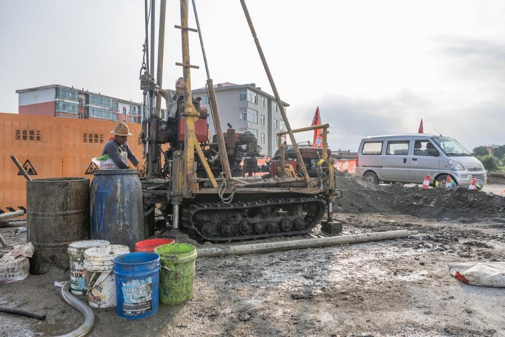 近日，在黑龍江省尚志市老街基鄉(xiāng)，施工人員正在作業(yè)。新華社記者 謝劍飛 攝