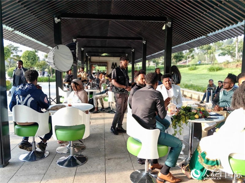 友誼廣場的果汁店一座難求。人民網(wǎng)記者 陳星星攝