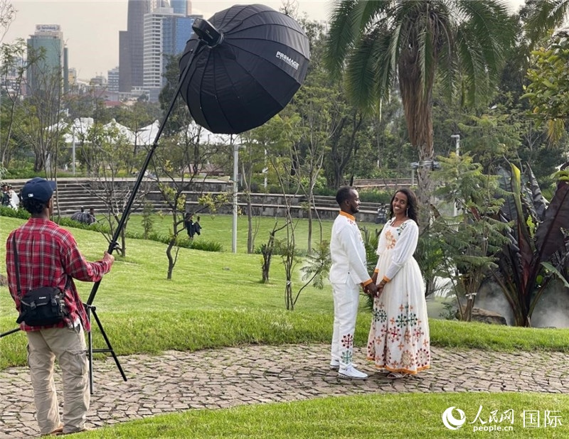 一對新人在友誼廣場拍照。人民網(wǎng)記者 趙艷紅攝