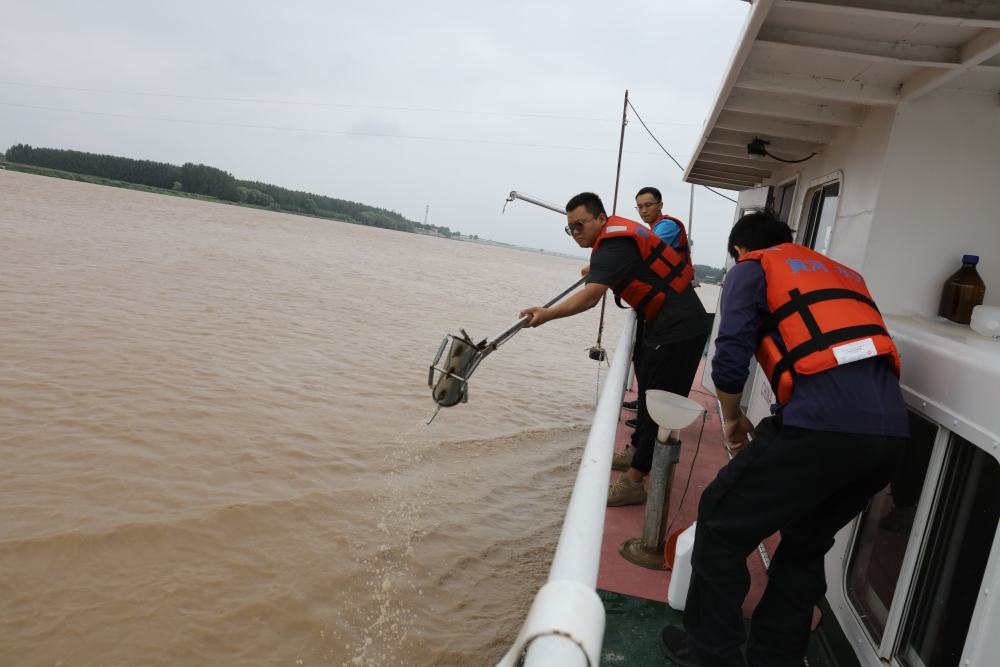2023年6月29日，調(diào)水調(diào)沙期間，黃河下游利津水文站工作人員在進(jìn)行取沙作業(yè)。新華社記者 劉詩平 攝