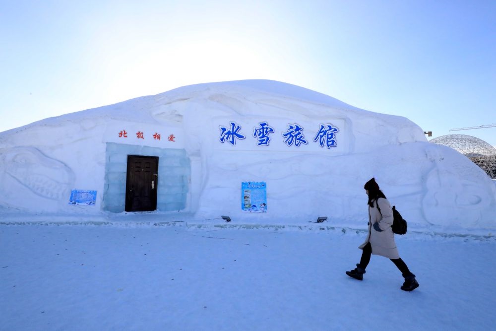游客從北極村冰雪旅館的一個房間前走過（2018年1月31日攝）。