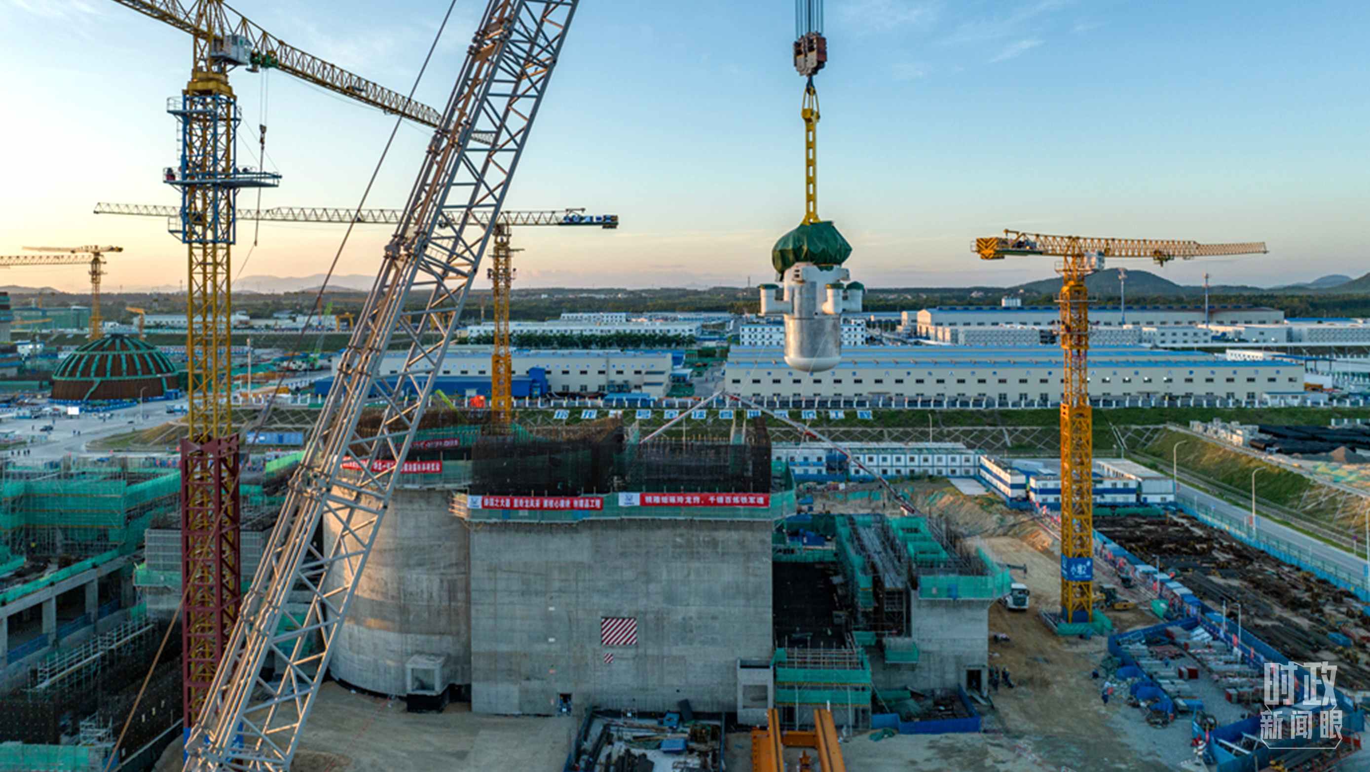 △8月10日，由中國第一重型機(jī)械股份公司承制的玲龍一號反應(yīng)堆核心模塊“玲龍之心”成功吊裝。（圖/國務(wù)院國資委網(wǎng)站）