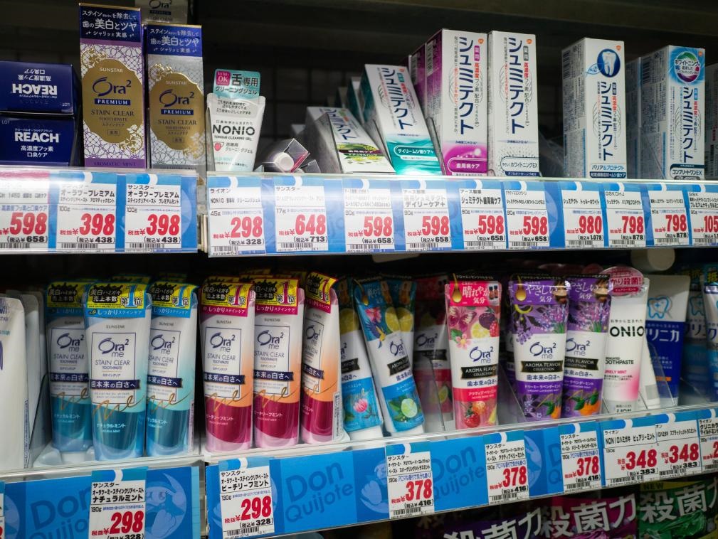 這是8月16日在日本東京新宿一商場拍攝的貨架。新華社記者張笑宇攝