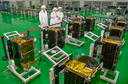 △2022年10月17日，位于吉林長春的長光衛(wèi)星技術股份有限公司科研人員在衛(wèi)星總裝測試大廳進行相關測試工作。