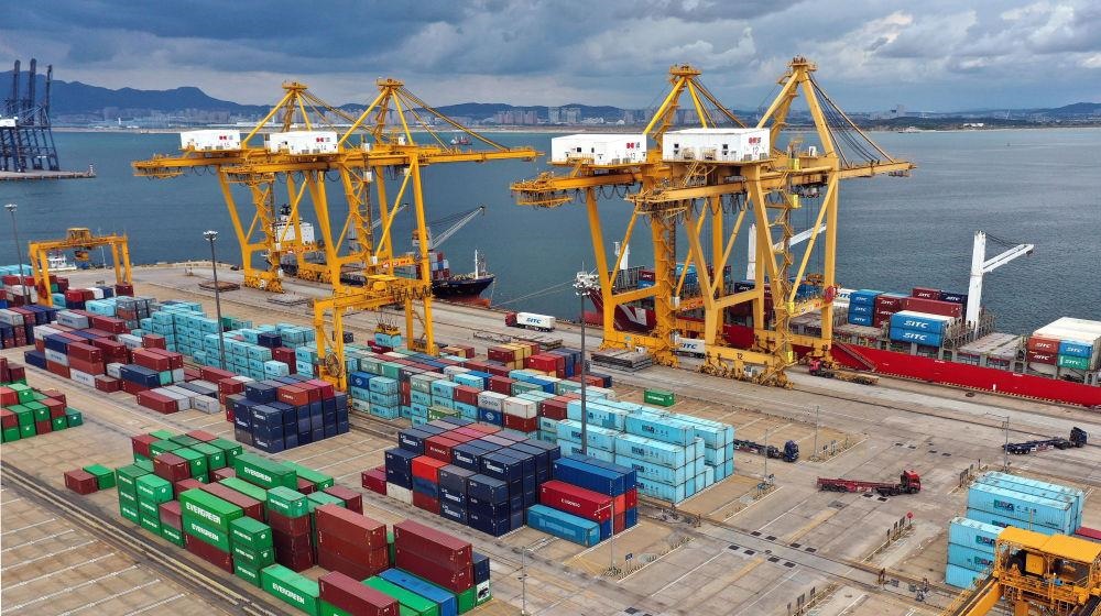 △在遼寧大連市遼寧港口集團大連港集裝箱碼頭，貨輪在裝卸集裝箱。