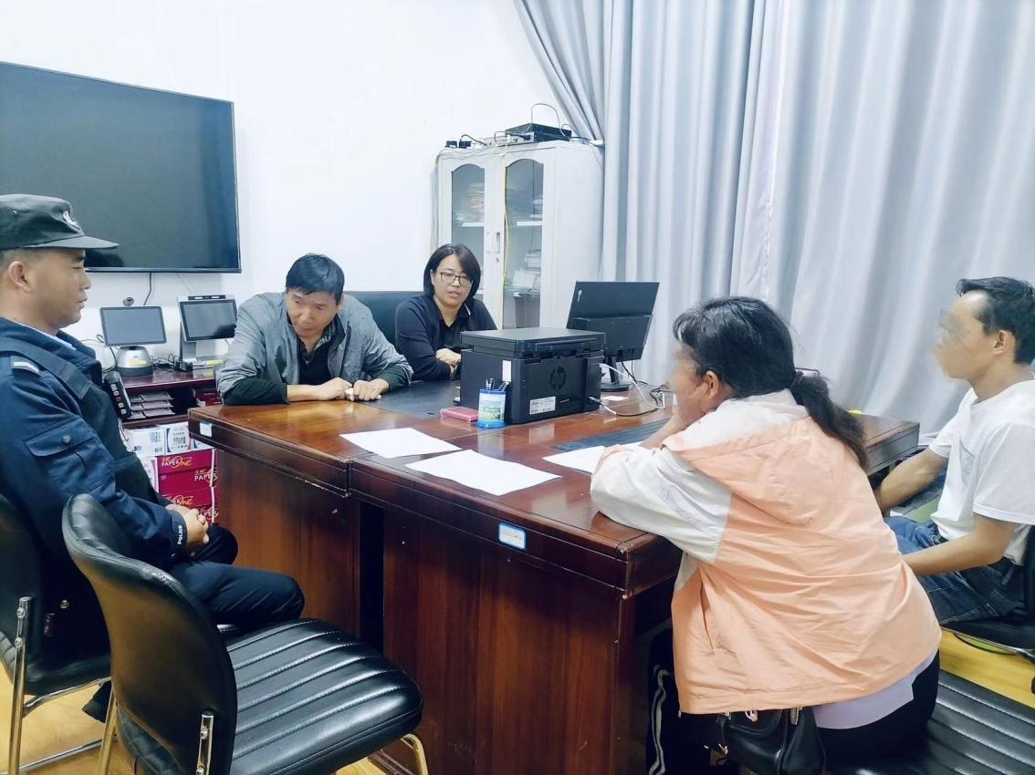 2023年8月4日，和立峰（左二）在調(diào)解一起家庭婚姻糾紛。受訪者供圖