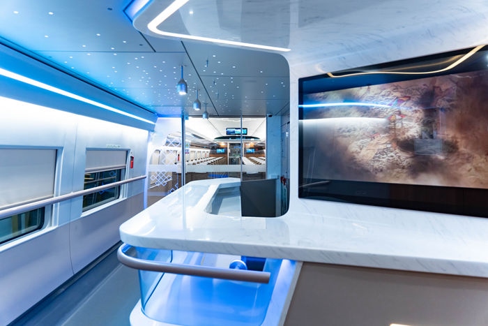 復(fù)興號(hào)亞運(yùn)智能動(dòng)車組列車車廂。上海鐵路局融媒體中心供圖