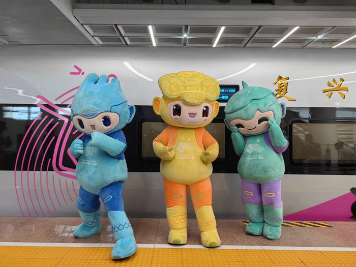 復(fù)興號(hào)亞運(yùn)智能動(dòng)車組列車車廂。上海鐵路局融媒體中心供圖