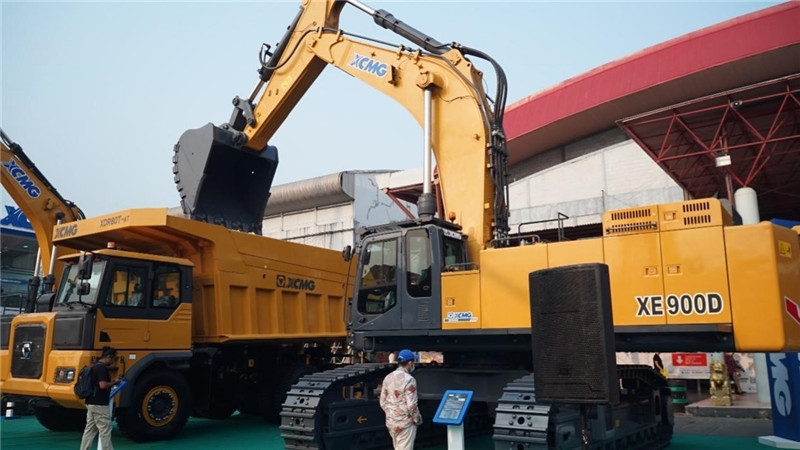 徐工集團(tuán)展出的90噸礦用挖掘機(jī)與80噸自卸車。石偉攝影