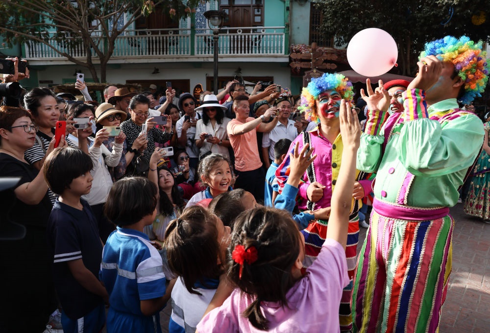 演員與小朋友在新疆喀什古城景區(qū)互動（2023年9月7日攝）。新華社記者 蘭紅光 攝