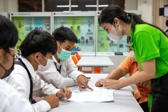 3月14日，在泰國大城府大城技術學院魯班工坊，教師（右一）給學生上課。新華社記者 王騰 攝