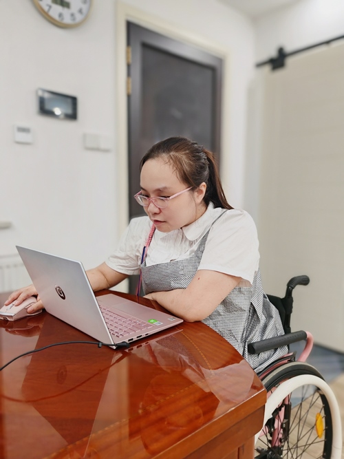 杜誠(chéng)誠(chéng)在準(zhǔn)備電影講解稿。 魏涵玉攝