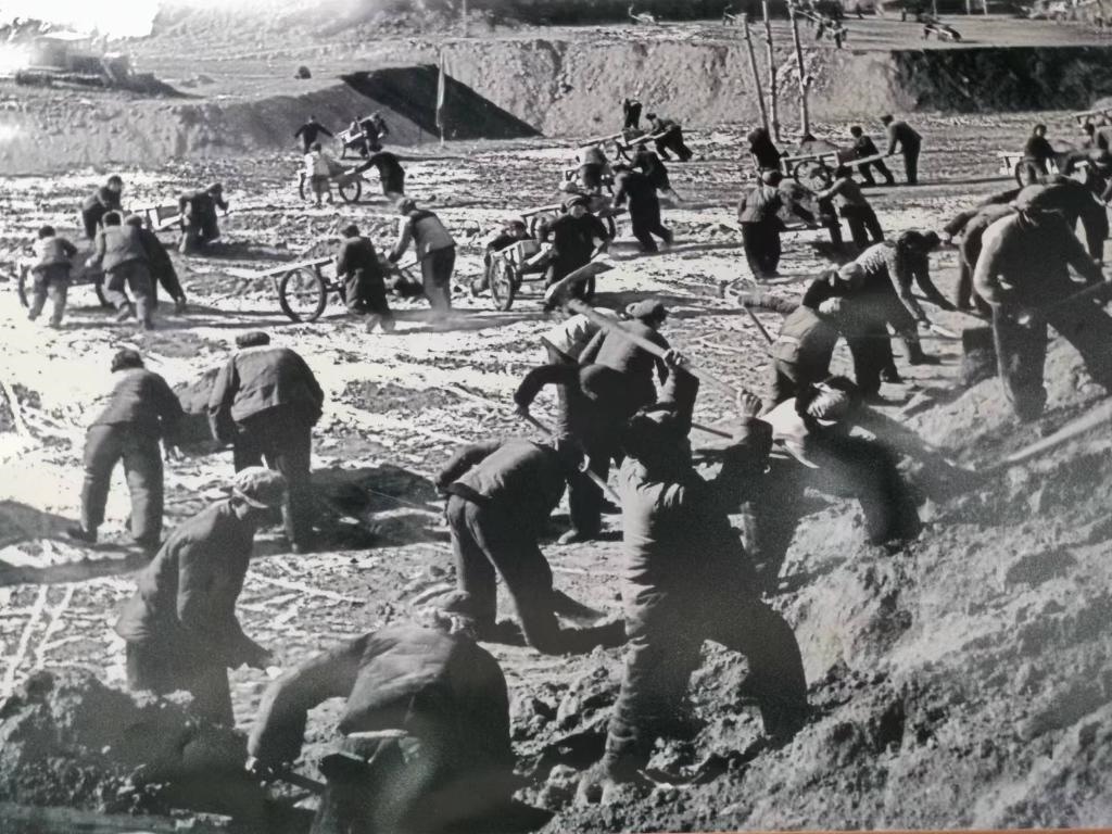 20世紀(jì)70年代，高西溝人治理水土流失場景。（資料圖片）