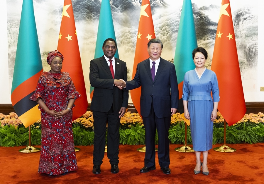 這是會(huì)談前，習(xí)近平主席和夫人彭麗媛同希奇萊馬總統(tǒng)和夫人穆廷塔合影。