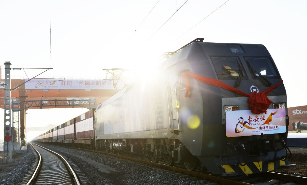 2013年11月28日，首趟由西安發(fā)往哈薩克斯坦阿拉木圖的長(zhǎng)安號(hào)國(guó)際貨運(yùn)列車等待出發(fā)。新華社記者 劉瀟 攝