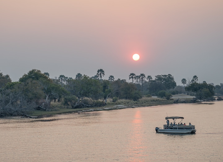 8月23日，在贊比亞拍攝的贊比西河上的游船。