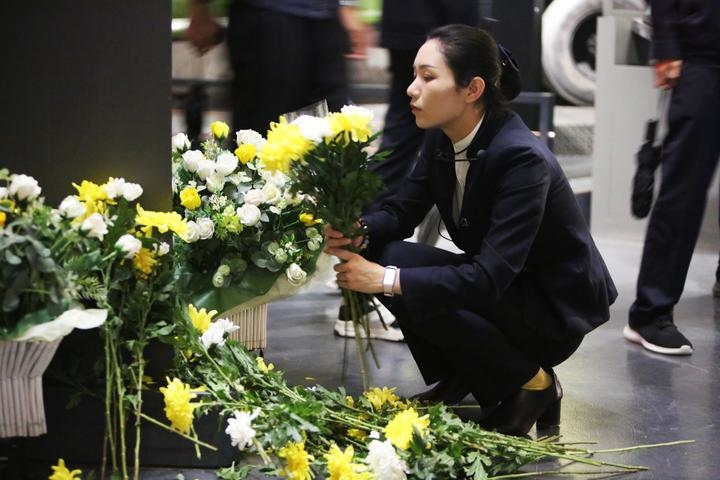 9月18日，工作人員在侵華日軍第七三一部隊罪證陳列館整理花束。新華社記者 石楓 攝