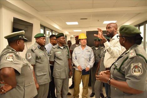 萊基港員工向海關工作人員講解掃描儀使用方法。受訪者供圖