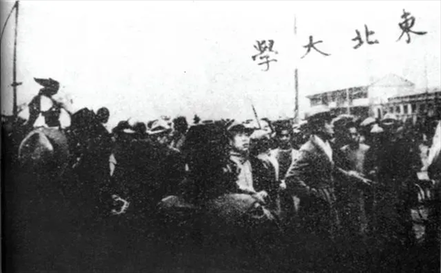 △東北大學(xué)學(xué)生走在一二·九請(qǐng)?jiān)赣涡嘘?duì)伍最前列。