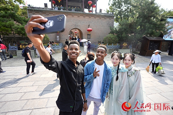 兩對(duì)雙胞胎偶遇合影。人民網(wǎng) 盧鵬宇攝