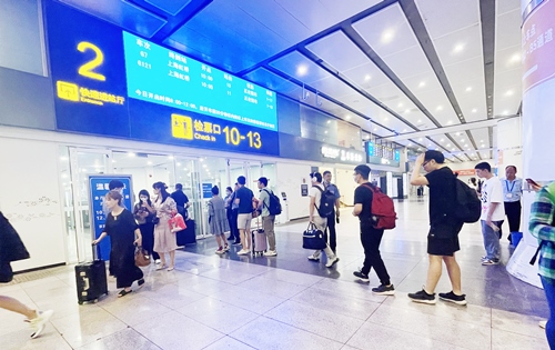 在快速進(jìn)站廳前排隊(duì)等待檢票的旅客。人民網(wǎng)記者 喬雪峰攝