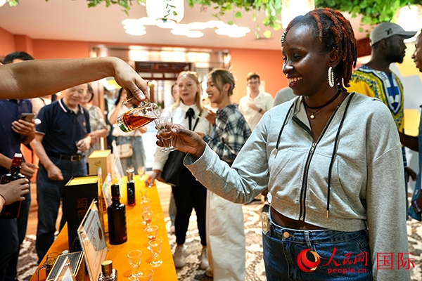 來(lái)自肯尼亞的莉迪亞在品嘗蜂蜜酒。人民網(wǎng) 盧鵬宇攝