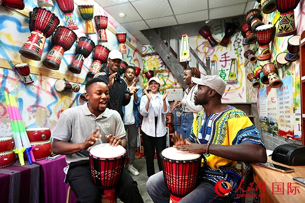 選手們敲起非洲鼓。人民網(wǎng) 盧鵬宇攝