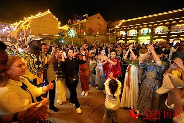 選手們和演員們一起舞蹈。人民網(wǎng) 盧鵬宇攝