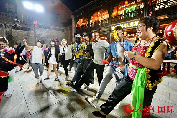 選手們和演員們一起載歌載舞。人民網(wǎng) 盧鵬宇攝