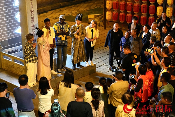 選手們一起演唱《大中國(guó)》。人民網(wǎng) 盧鵬宇攝