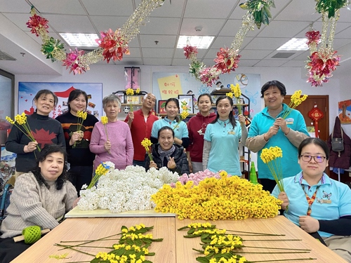 唐占鑫帶領(lǐng)團(tuán)隊(duì)為2022年北京冬奧會(huì)和冬殘奧會(huì)制作頒獎(jiǎng)花束。受訪者供圖