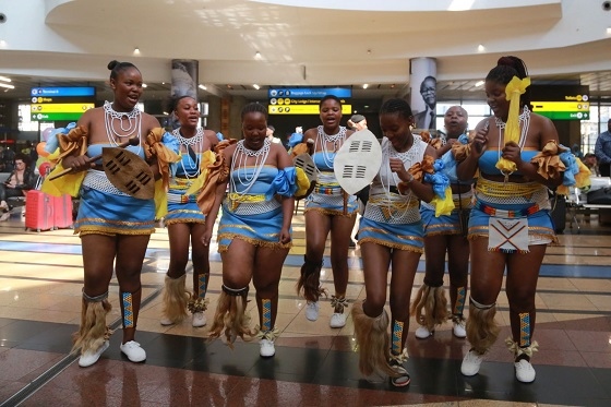 當(dāng)?shù)孛癖姎g迎中國(guó)旅行團(tuán)。北青旅提供