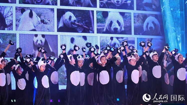 小演員們上演《歡樂(lè)功夫熊貓》。人民網(wǎng) 蔣曉辰攝