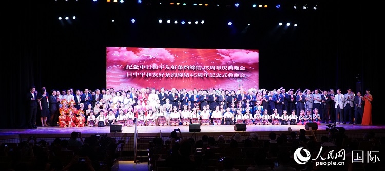 出席晚會(huì)的嘉賓與演員合影留念。人民網(wǎng) 蔣曉辰攝