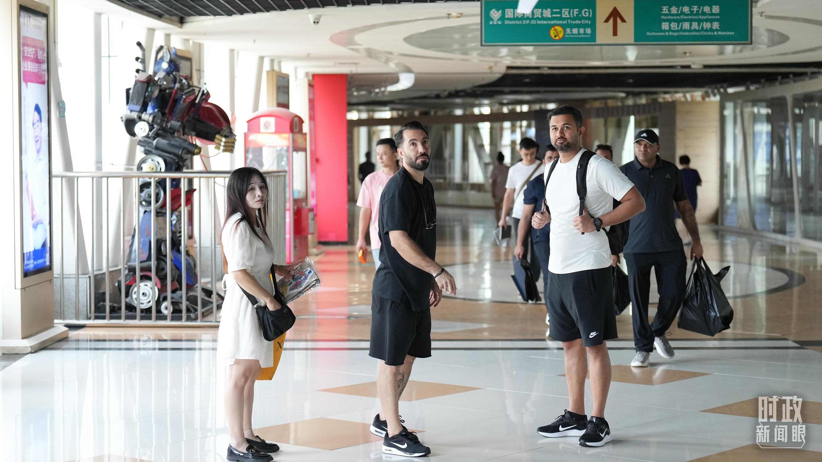 △義烏國(guó)際商貿(mào)城內(nèi)，來自世界各地的外商。（總臺(tái)國(guó)廣記者李晉拍攝）