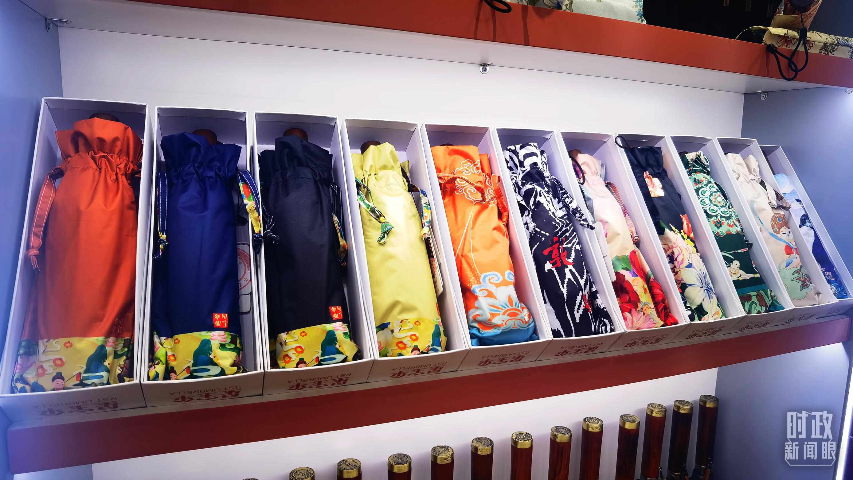 △商貿(mào)城內(nèi)的一家傘鋪，貨架上擺放著包裝精美的雨傘。（總臺(tái)央視記者范學(xué)禹拍攝）