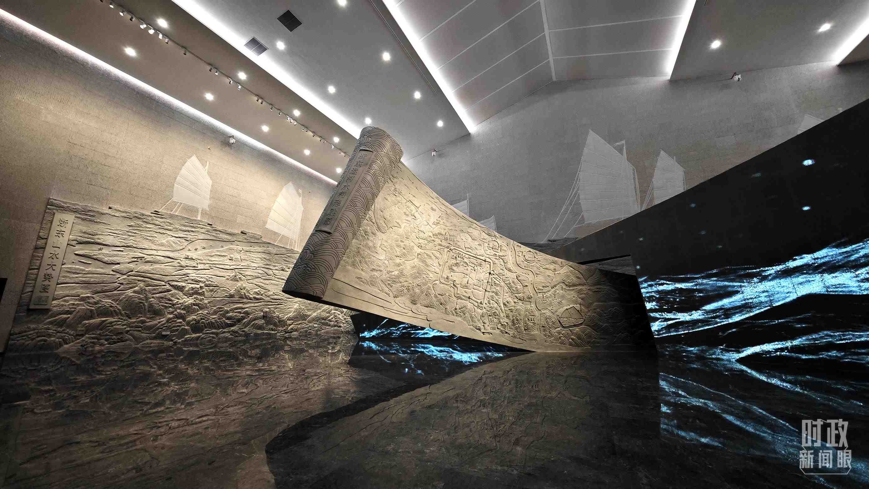 △博物館內(nèi)的《浙東運(yùn)河水利形勝圖》《浙東山水大勢(shì)圖》浮雕。（總臺(tái)央視記者彭漢明拍攝）