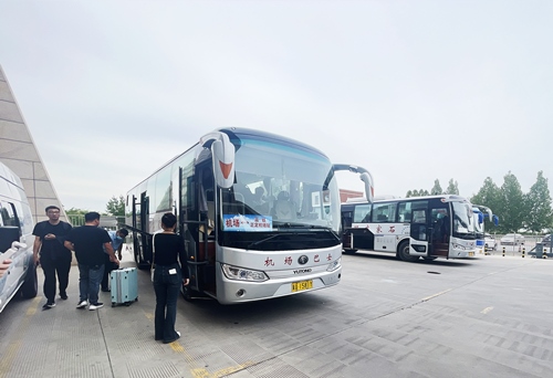 旅客準備乘坐免費擺渡車前往正定機場。人民網記者 喬雪峰攝