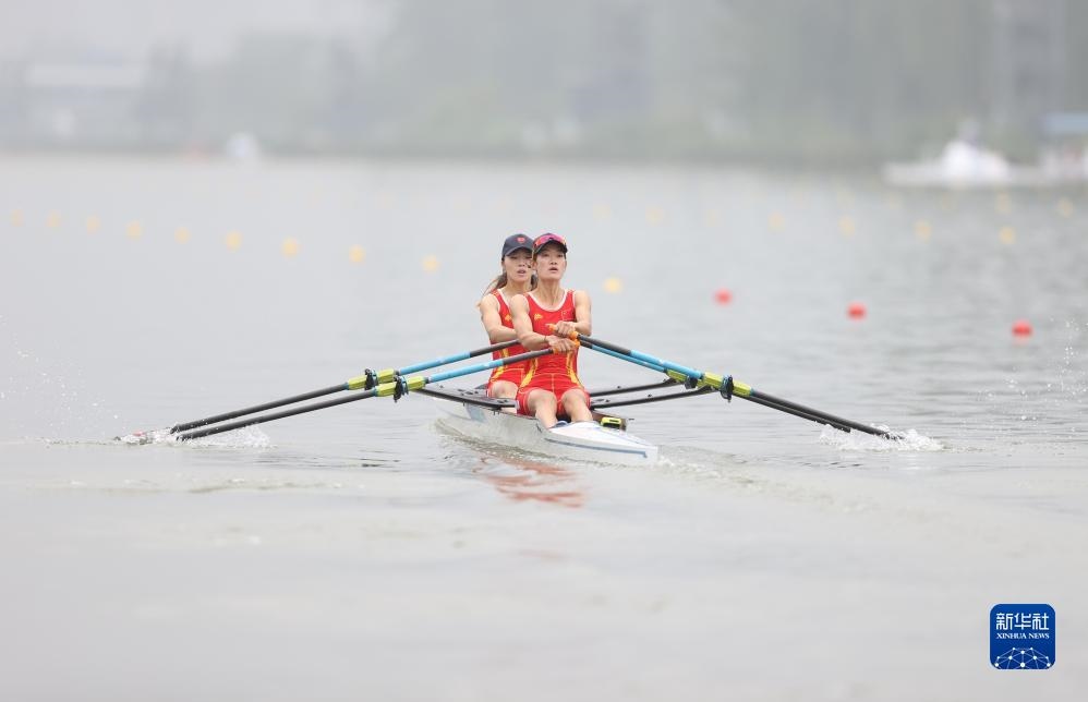 9月24日，鄒佳琪（左）/邱秀萍在決賽中。新華社記者 賈浩成 攝