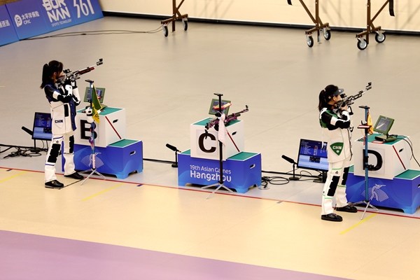 黃雨婷(左)、韓佳予在女子10米氣步槍個人賽比賽中。人民網記者 胡雪蓉攝