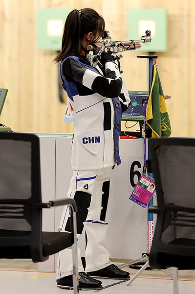 9月24日，黃雨婷在女子10米氣步槍團體賽比賽中。人民網記者 胡雪蓉攝
