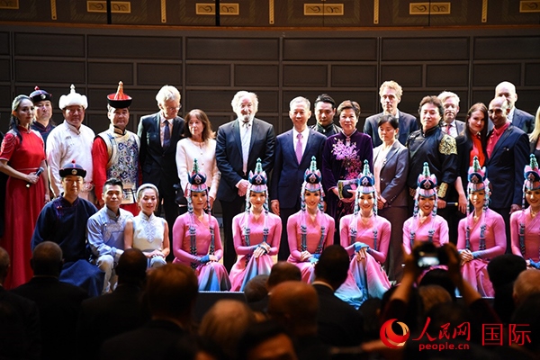 中國駐瑞典大使崔愛民夫婦與演職人員及部分來賓合影留念。人民網(wǎng)記者 殷淼攝