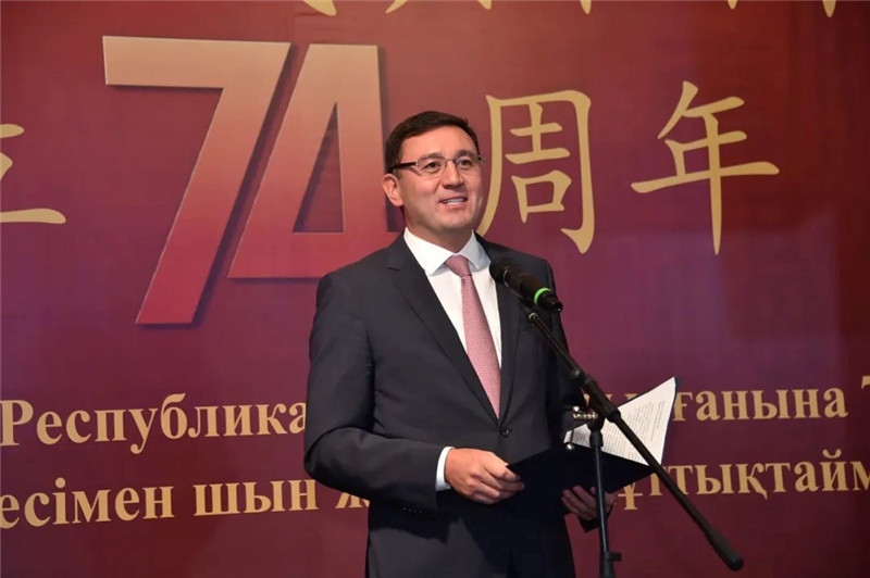 圖為哈外交部駐阿市代表布列格諾夫致辭。駐阿拉木圖總領(lǐng)館供圖