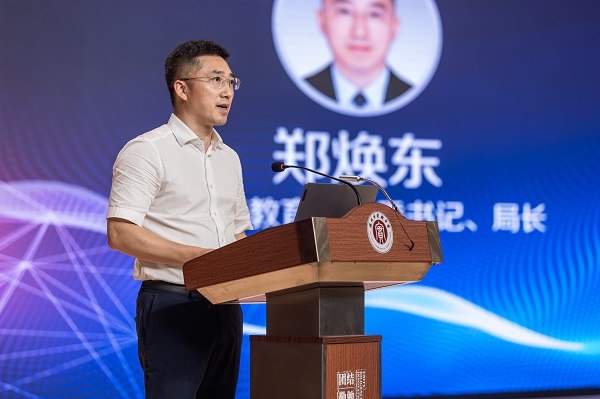  溫州市教育局黨委書記、局長鄭煥東講話。溫州市教育局供圖