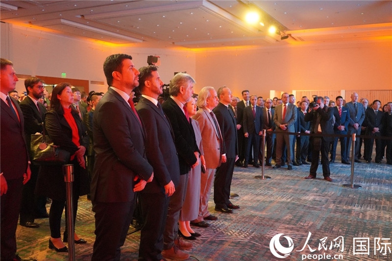 圖為招待會現(xiàn)場演奏兩國國歌。人民網(wǎng)記者 許放攝