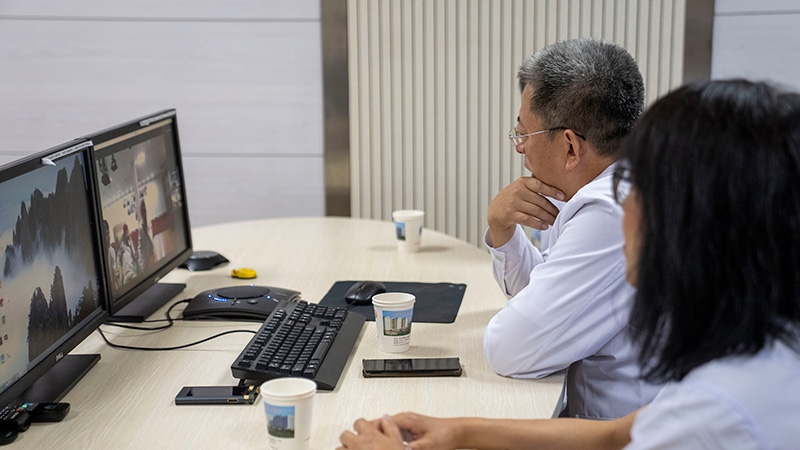 新疆醫(yī)科大學(xué)第一附屬醫(yī)院專家團(tuán)隊與哈薩克斯坦國立科學(xué)研究中心的專家對患者進(jìn)行跨國遠(yuǎn)程會診。人民網(wǎng)記者 許崢攝