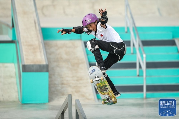 9月27日，中國(guó)選手崔宸曦在比賽中。當(dāng)日，在錢塘輪滑中心舉行的杭州亞運(yùn)會(huì)女子街式?jīng)Q賽中，中國(guó)選手崔宸曦以242.62分的成績(jī)奪得冠軍，曾文蕙獲得亞軍，日本選手伊藤美優(yōu)獲得季軍。新華社記者 潘昱龍攝