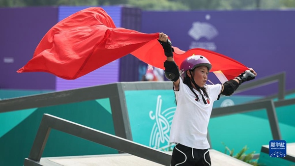 9月27日，崔宸曦在賽后慶祝奪冠。當(dāng)日，在錢塘輪滑中心舉行的杭州亞運(yùn)會(huì)女子街式?jīng)Q賽中，中國(guó)選手崔宸曦以242.62分的成績(jī)奪得冠軍，曾文蕙獲得亞軍，日本選手伊藤美優(yōu)獲得季軍。新華社記者 潘昱龍攝