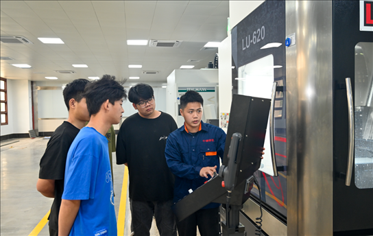 學(xué)生們正在實操學(xué)習(xí)。受訪單位供圖