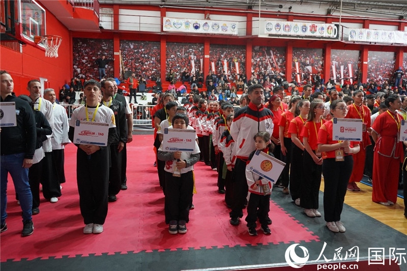 圖為開幕式現(xiàn)場運動員入場儀式。人民網(wǎng)記者 許放攝